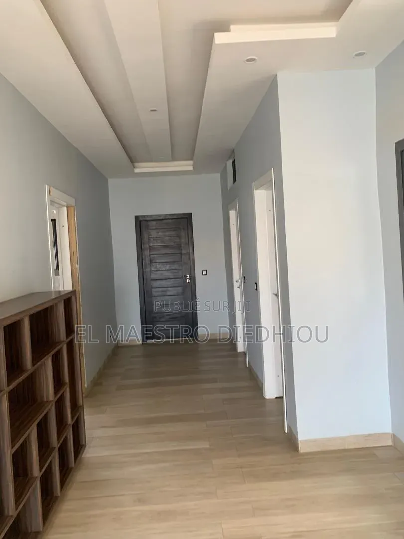 6chbre Maison dans Immeuble R+3 À Louer, Ouakam à Louer