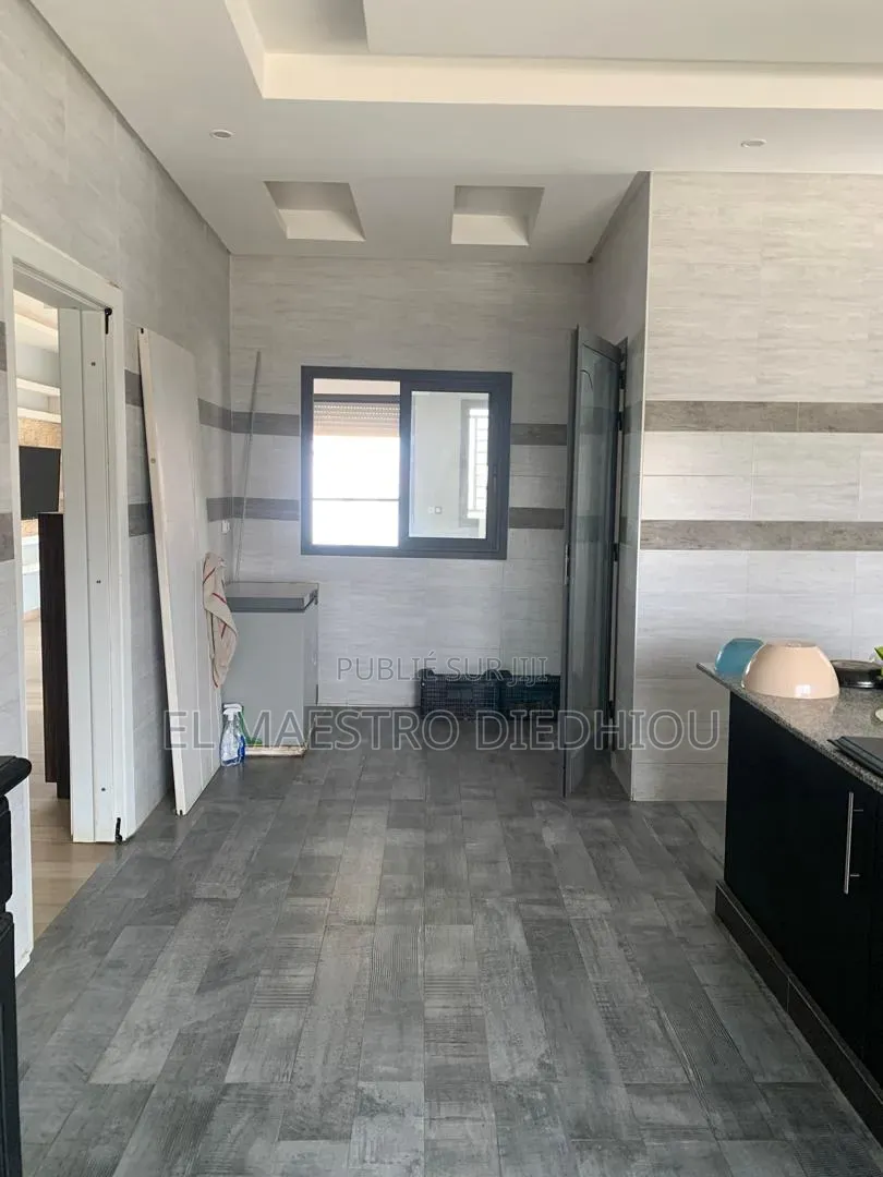 6chbre Maison dans Immeuble R+3 À Louer, Ouakam à Louer