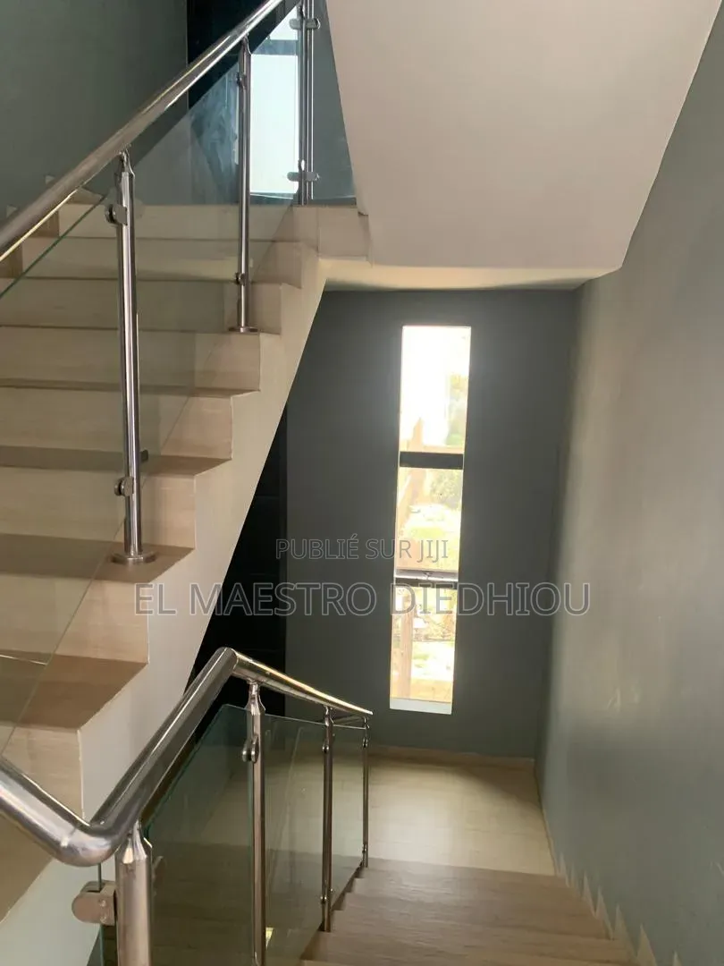 6chbre Maison dans Immeuble R+3 À Louer, Ouakam à Louer