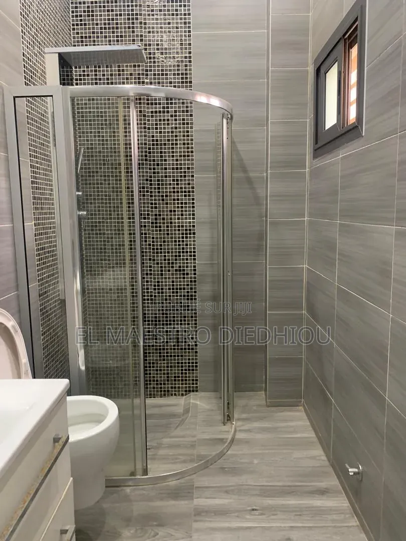 6chbre Maison dans Immeuble R+3 À Louer, Ouakam à Louer