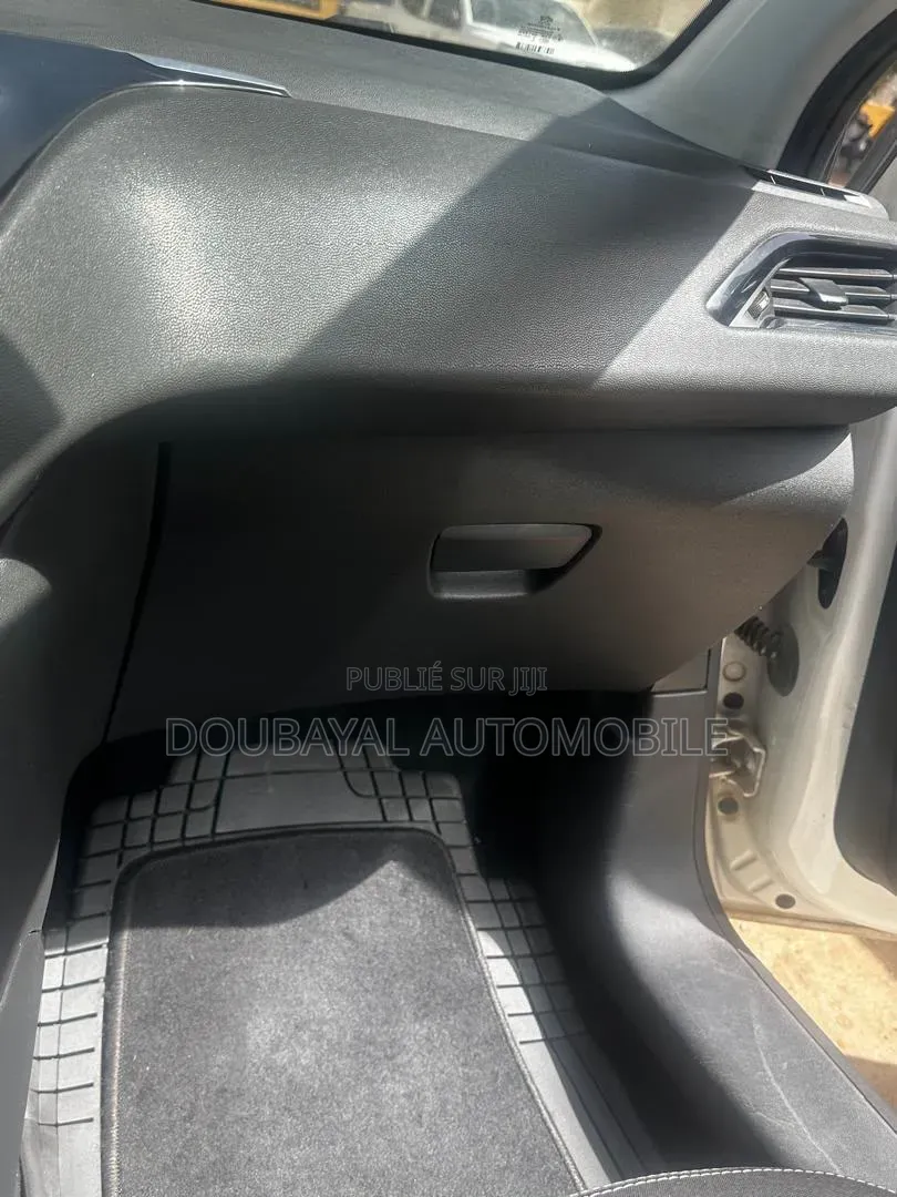 Peugeot 208 2015 Blanc