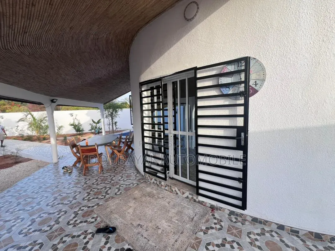 3chbre Villa dans Nguérigne Mbeur, Thiès Sud à Vendre