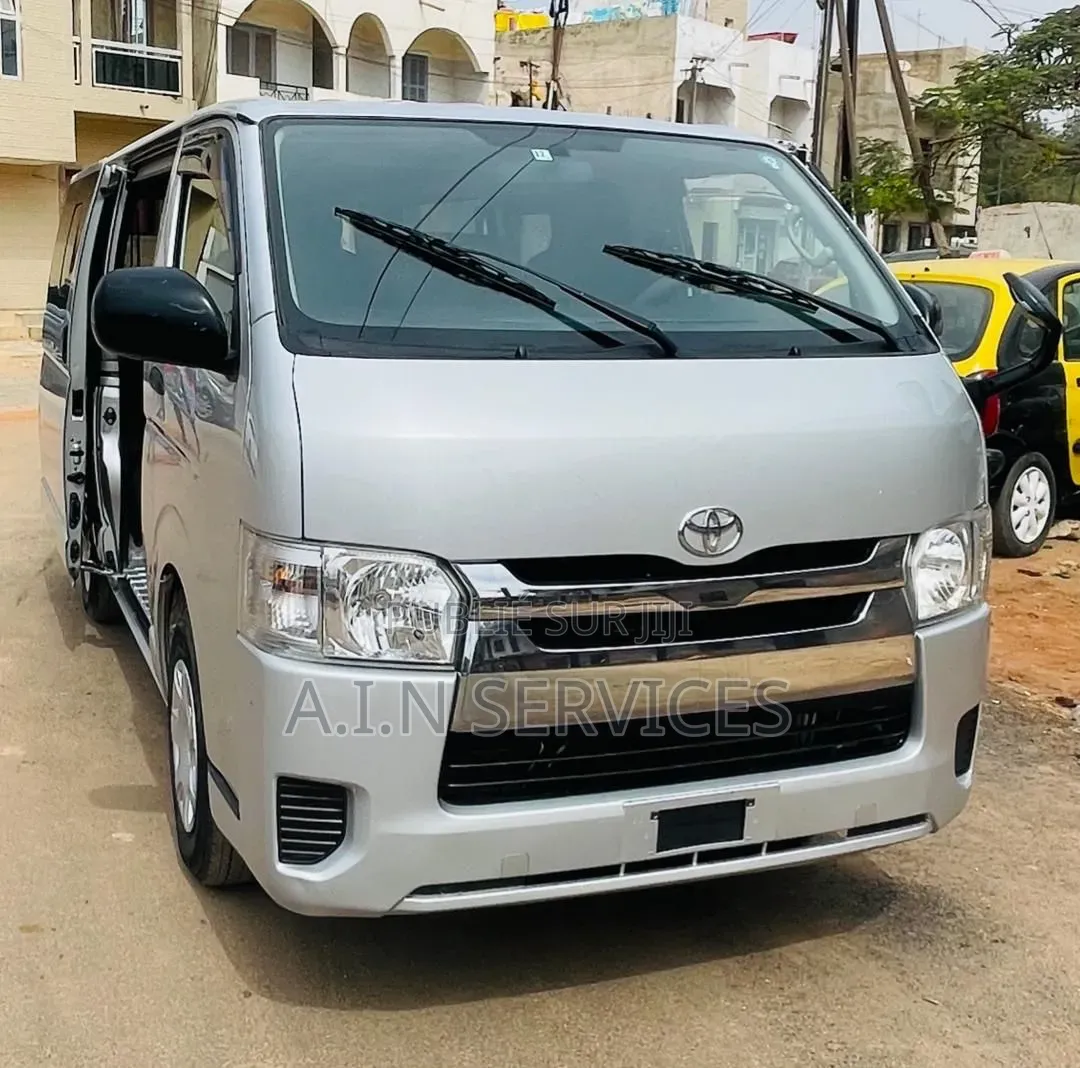 Toyota HiAce 2015 Gris