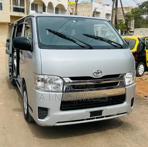 Toyota HiAce 2015 Gris