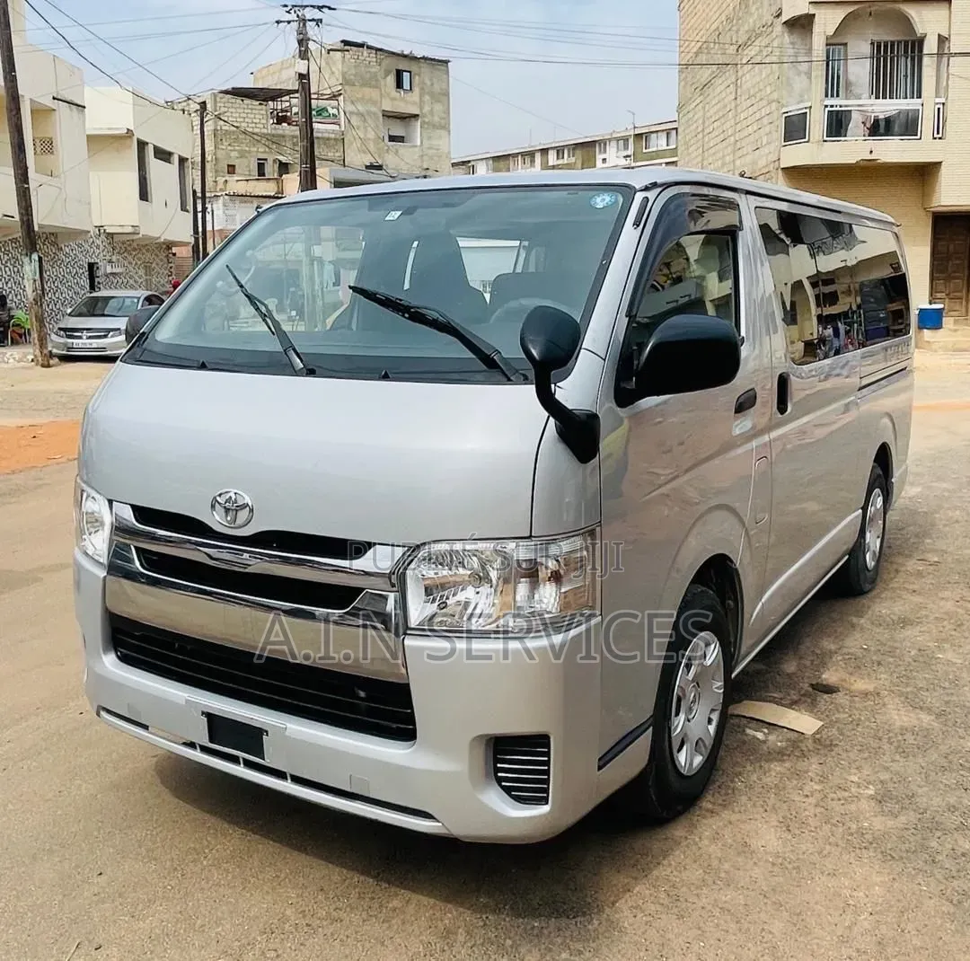 Toyota HiAce 2015 Gris