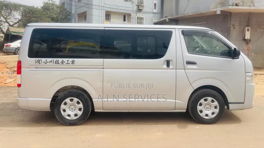 Toyota HiAce 2015 Gris