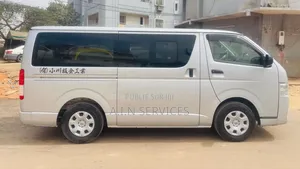 Toyota HiAce 2015 Gris