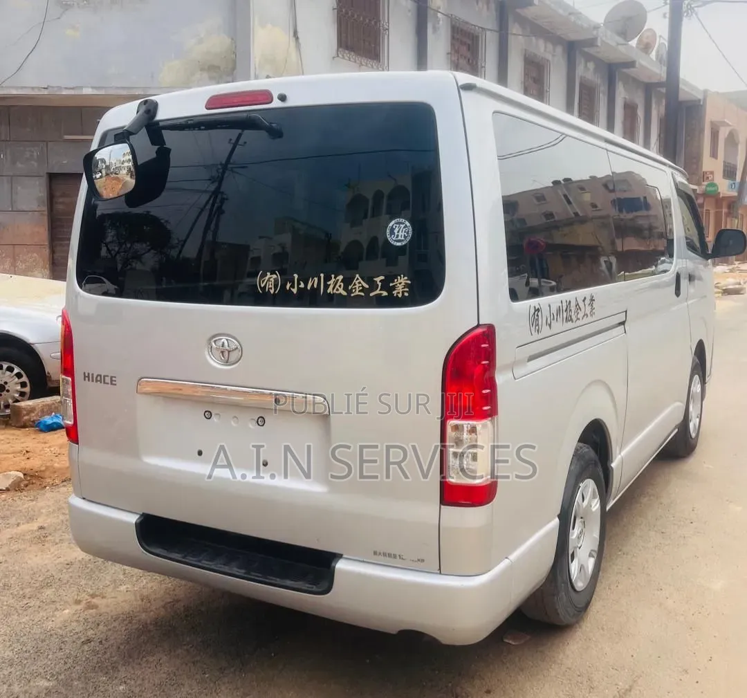 Toyota HiAce 2015 Gris