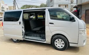 Toyota HiAce 2015 Gris