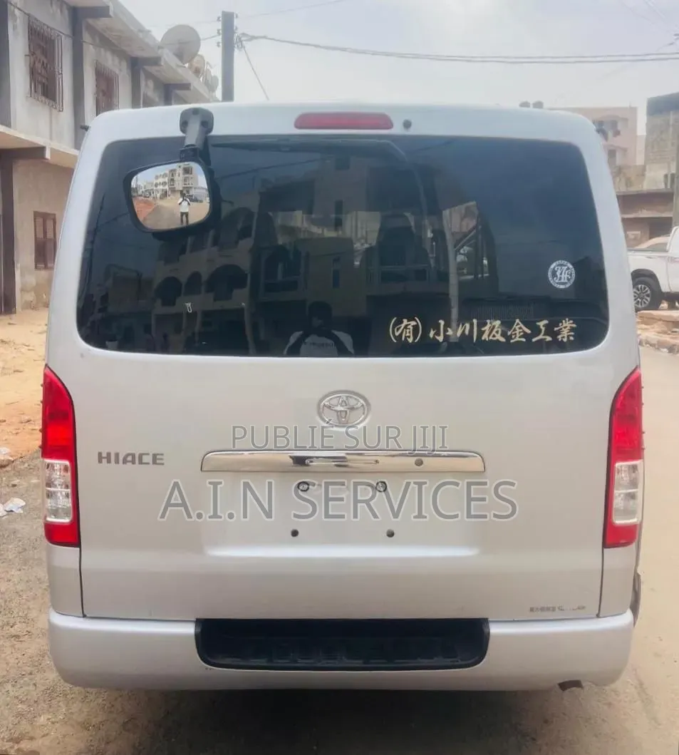 Toyota HiAce 2015 Gris