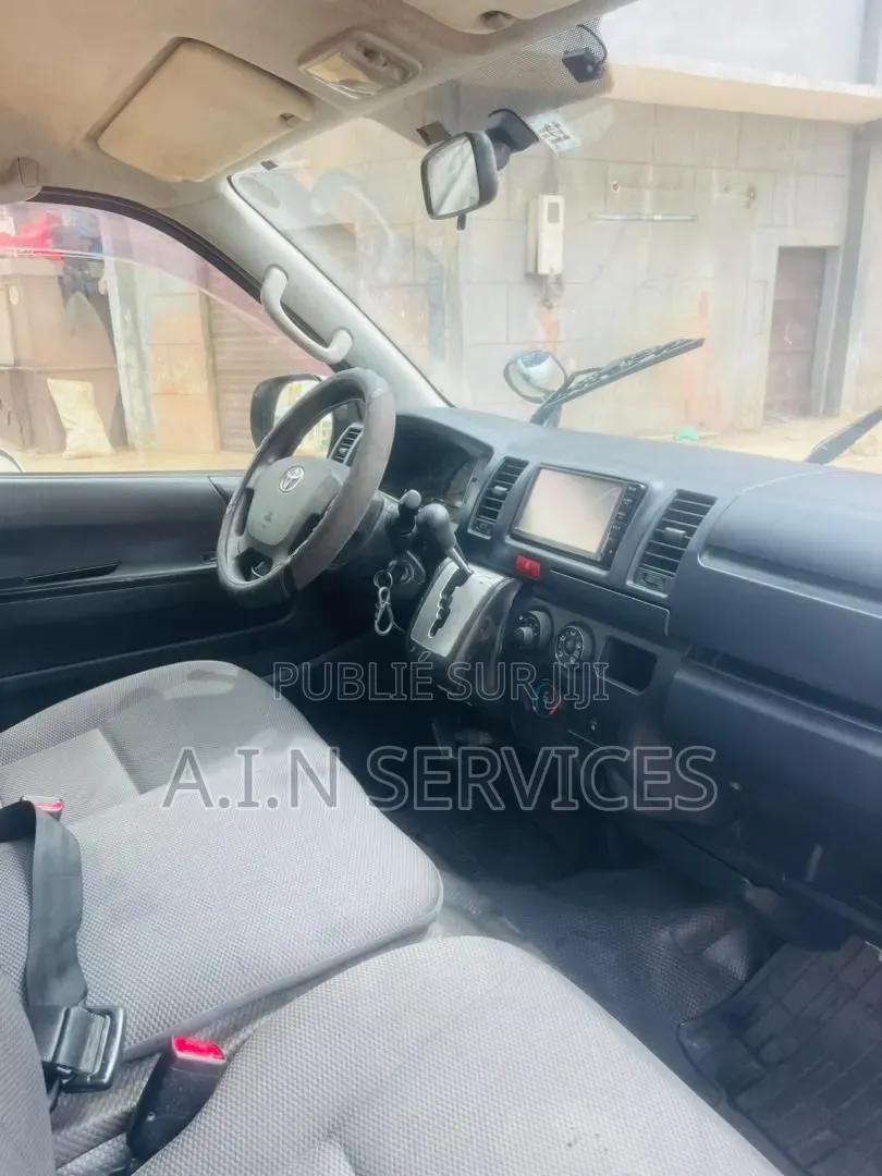 Toyota HiAce 2015 Gris