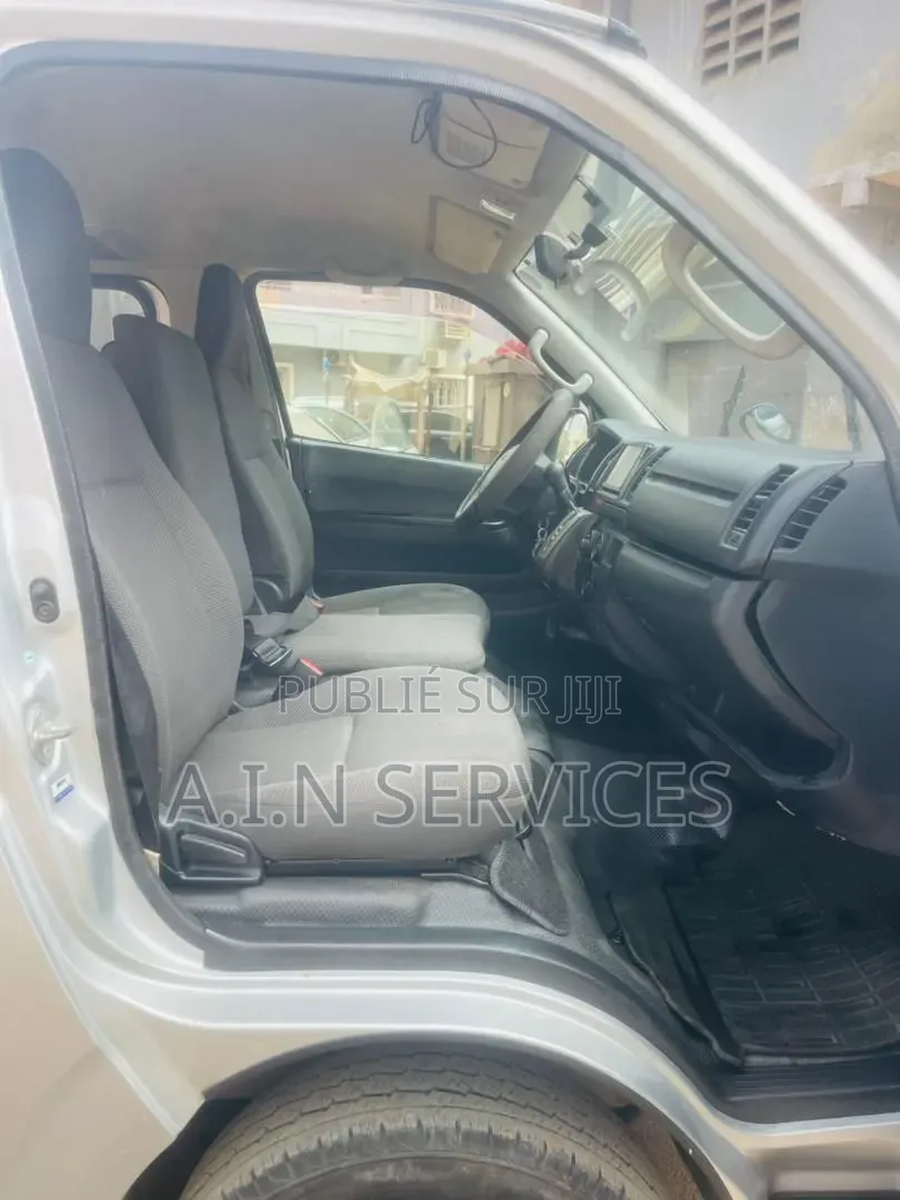 Toyota HiAce 2015 Gris