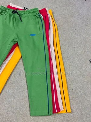 Vêtements Et Chaussures De Qualité Supérieure Venu De Ousbekistan