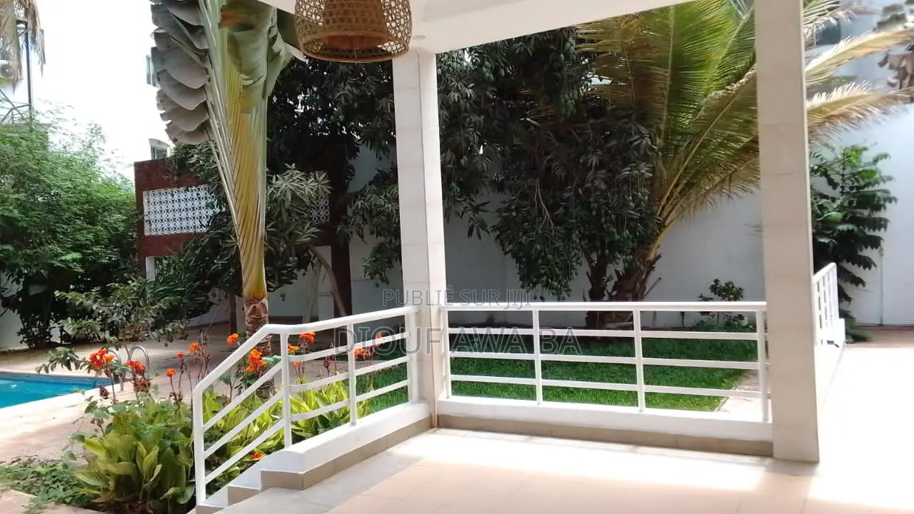 8chbre Villa dans Almadies à Vendre