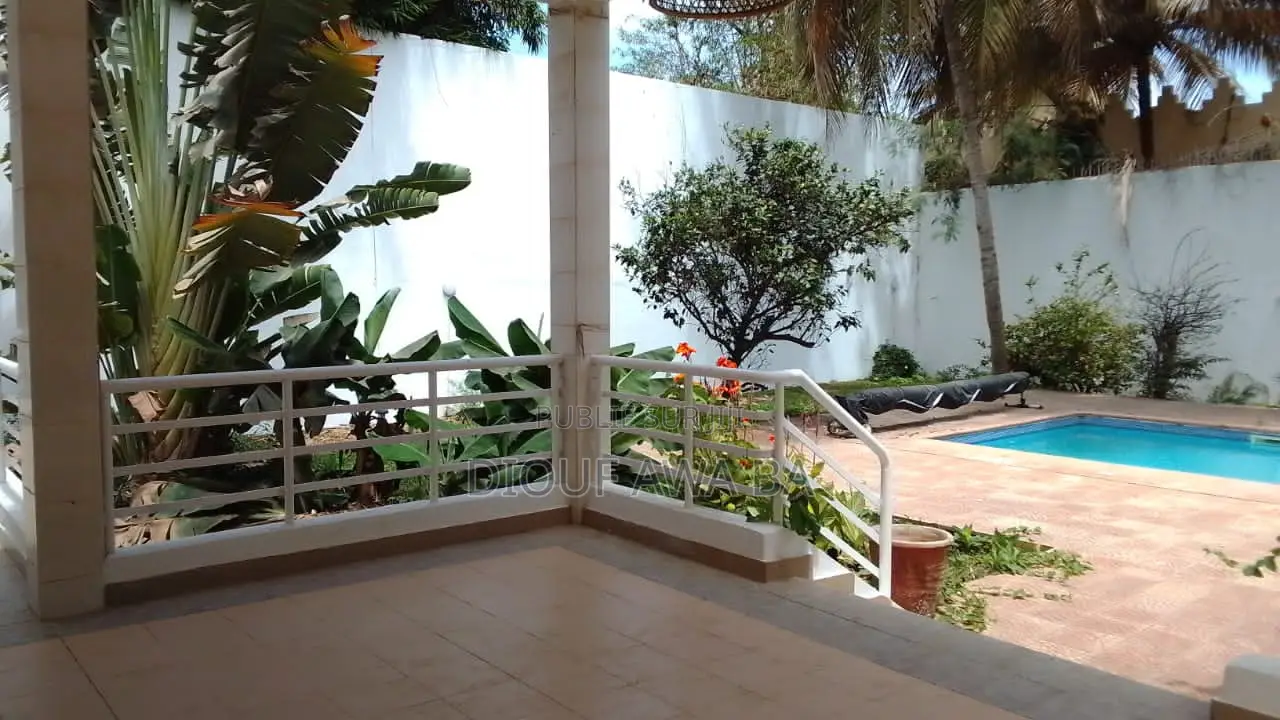 8chbre Villa dans Almadies à Vendre