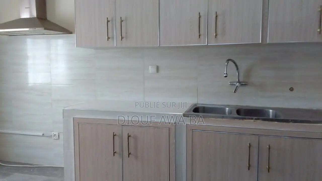 8chbre Villa dans Almadies à Vendre
