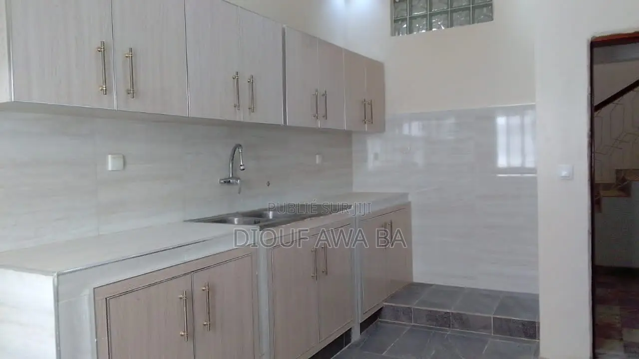 8chbre Villa dans Almadies à Vendre