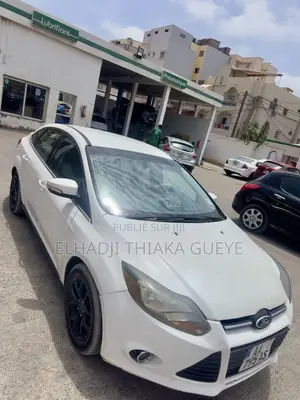 Ford Focus Titanium Sedan FWD (2.0 4cyl 5M) 2012 Blanc