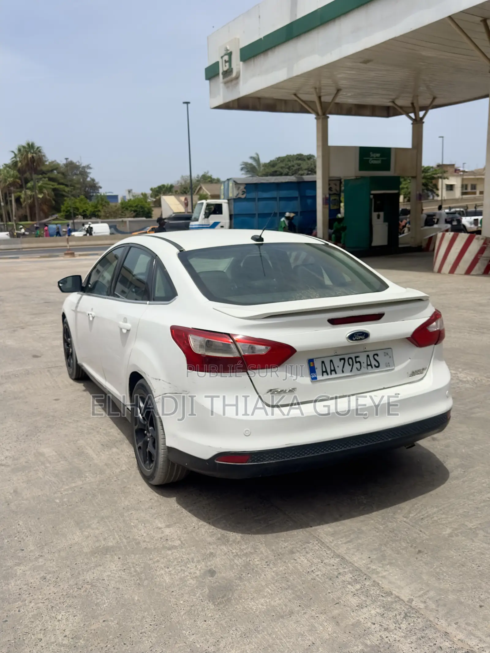 Ford Focus Titanium Sedan FWD (2.0 4cyl 5M) 2012 Blanc