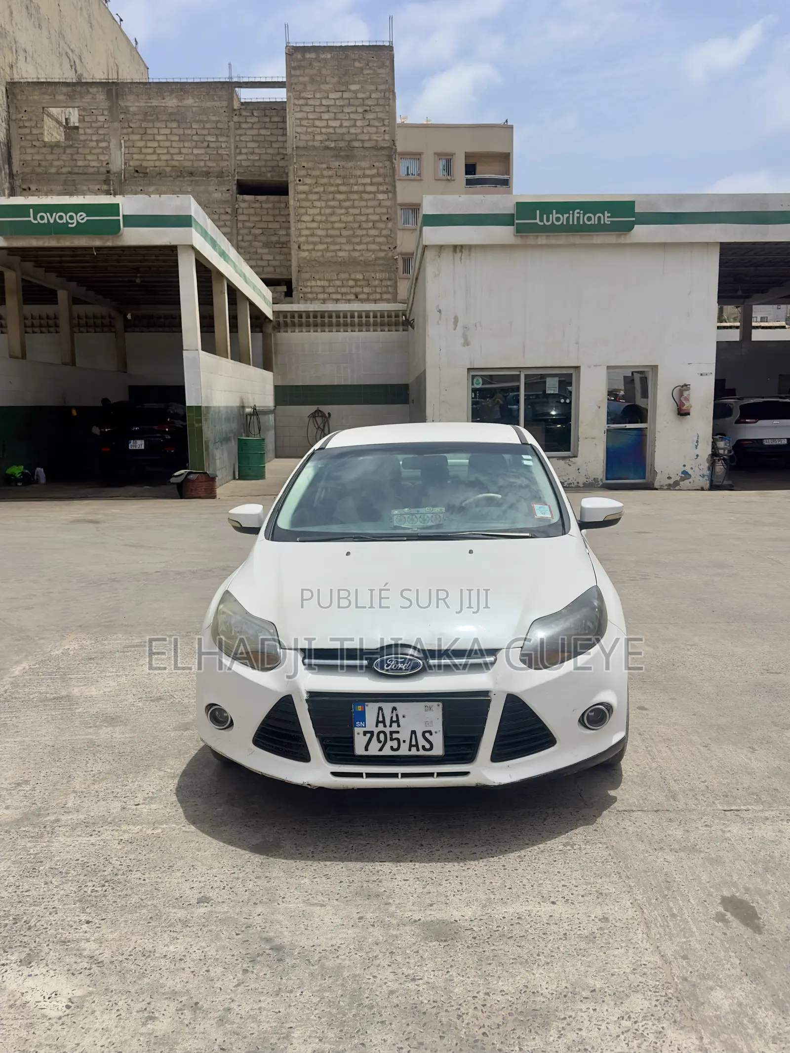 Ford Focus Titanium Sedan FWD (2.0 4cyl 5M) 2012 Blanc