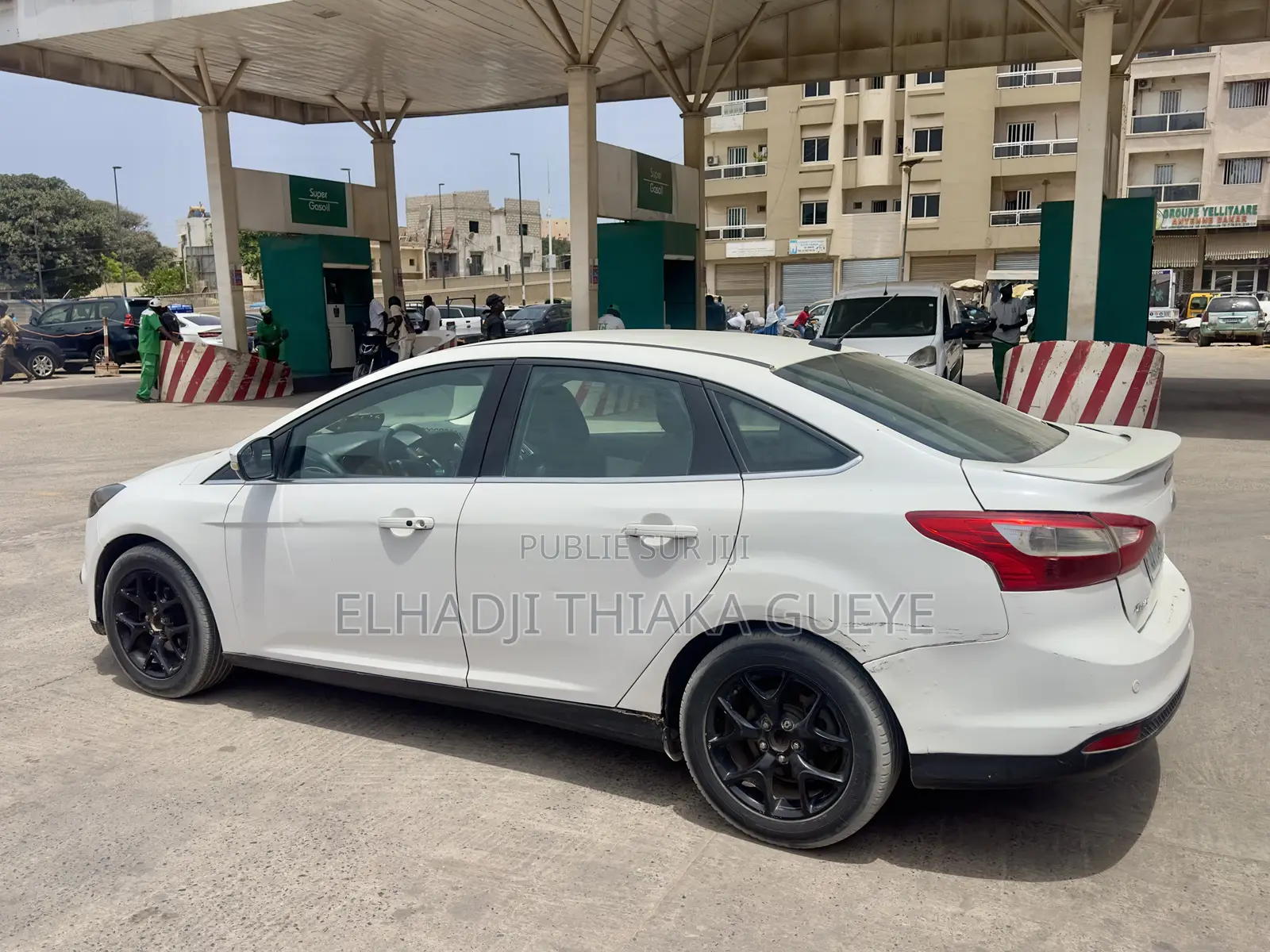 Ford Focus Titanium Sedan FWD (2.0 4cyl 5M) 2012 Blanc