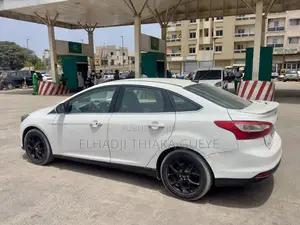 Ford Focus Titanium Sedan FWD (2.0 4cyl 5M) 2012 Blanc