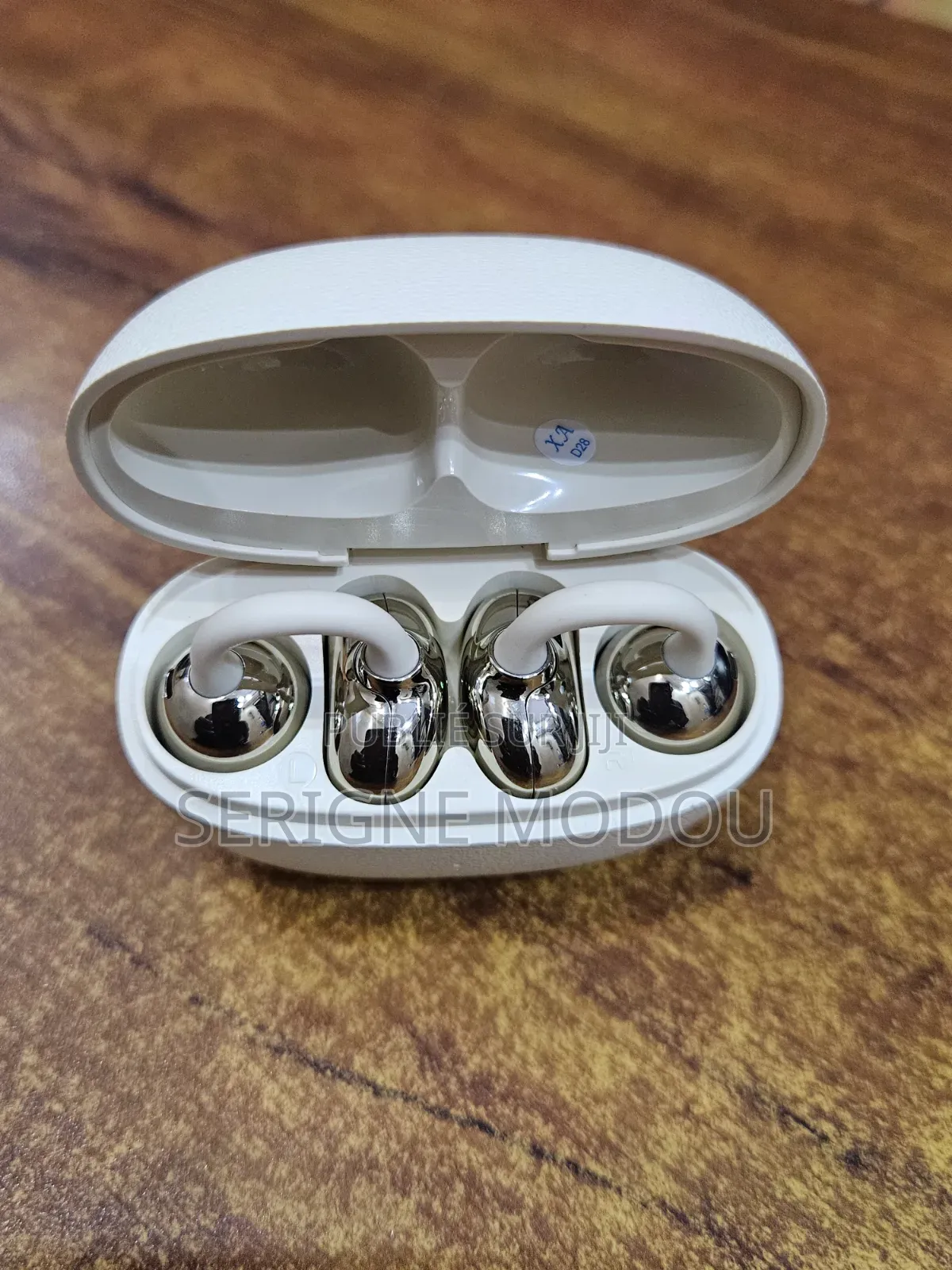 AirPods TVS