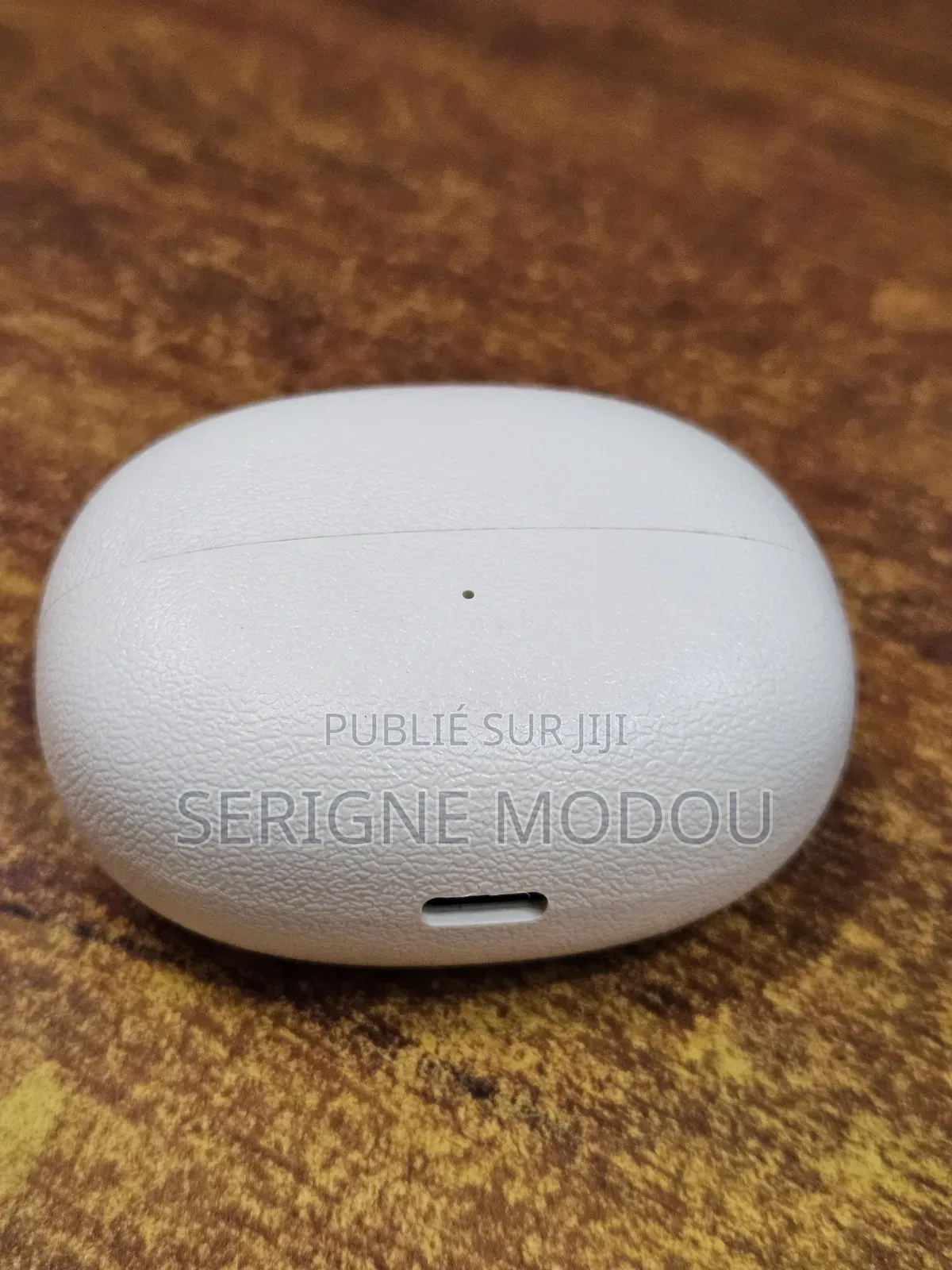 AirPods TVS