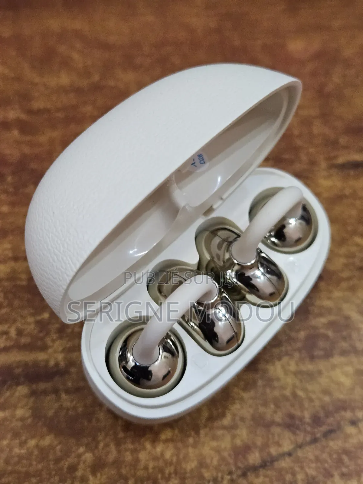 AirPods TVS