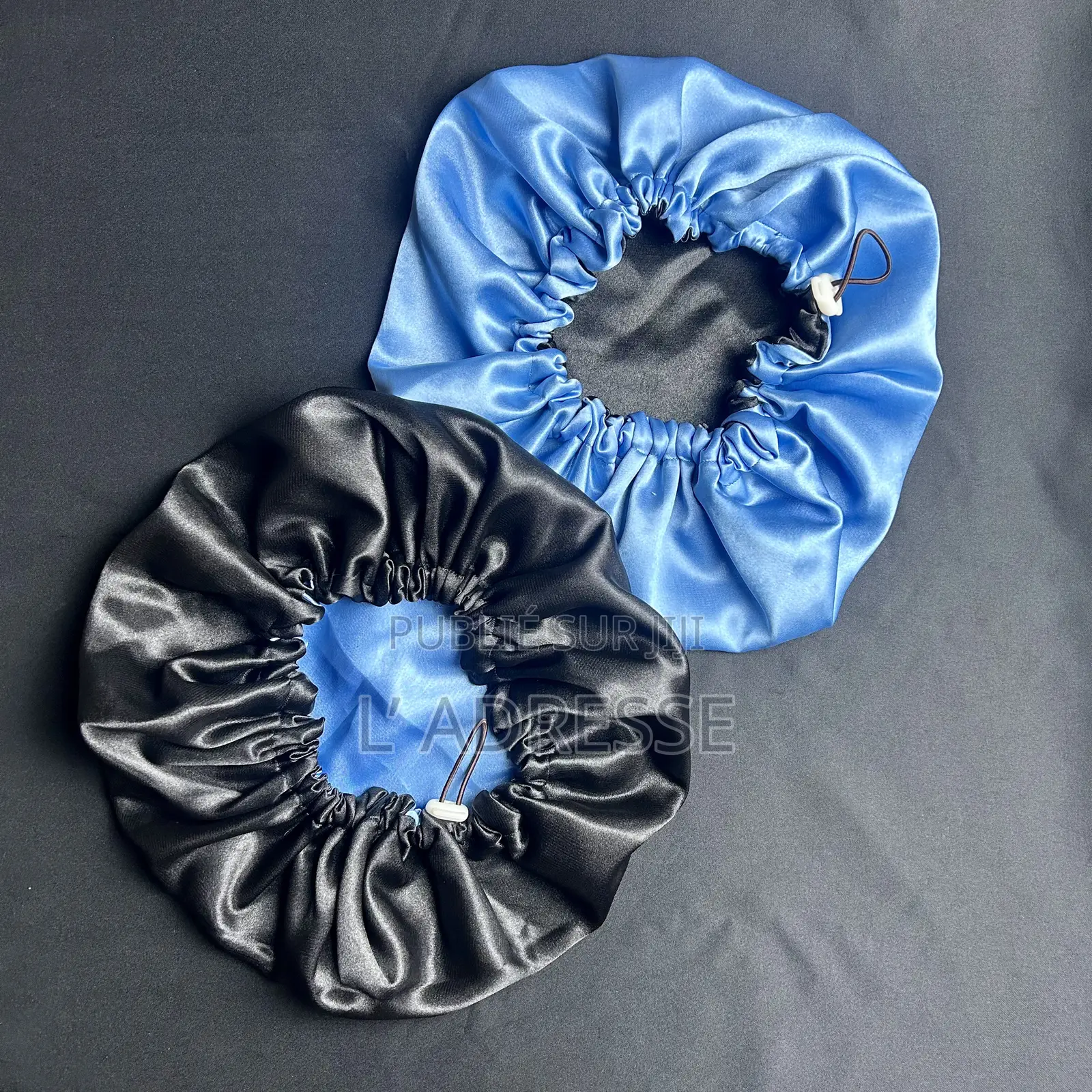 Bonnet en Satin Réversible Et Ajustable - " Bleu Ciel Et Noir "