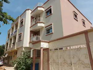 8chbre Villa dans Grand Yoff à Vendre
