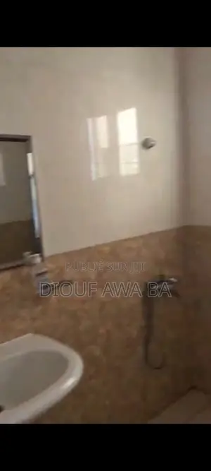 8chbre Villa dans Grand Yoff à Vendre