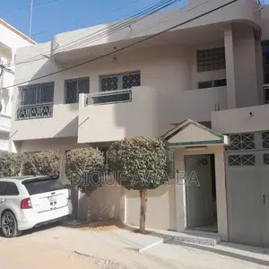 6chbre Villa dans Grand Yoff à Vendre