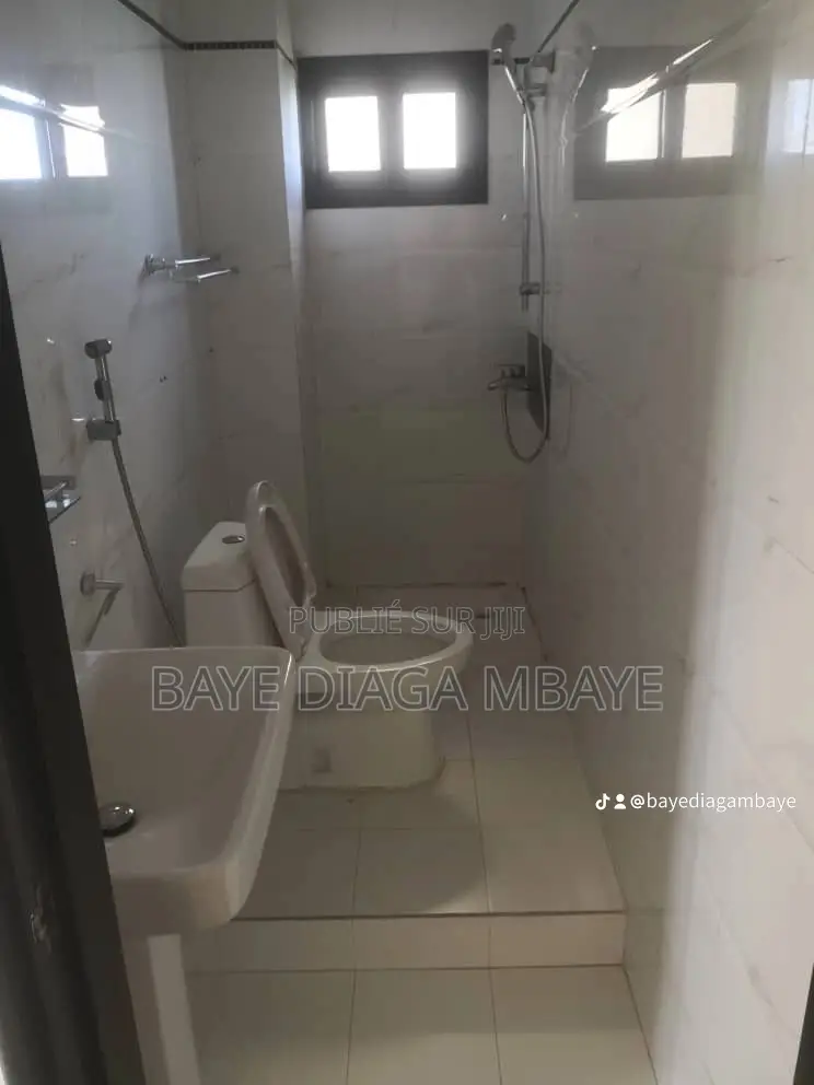 2chbre Appartement dans Anta, Wade, Grand Yoff à Louer