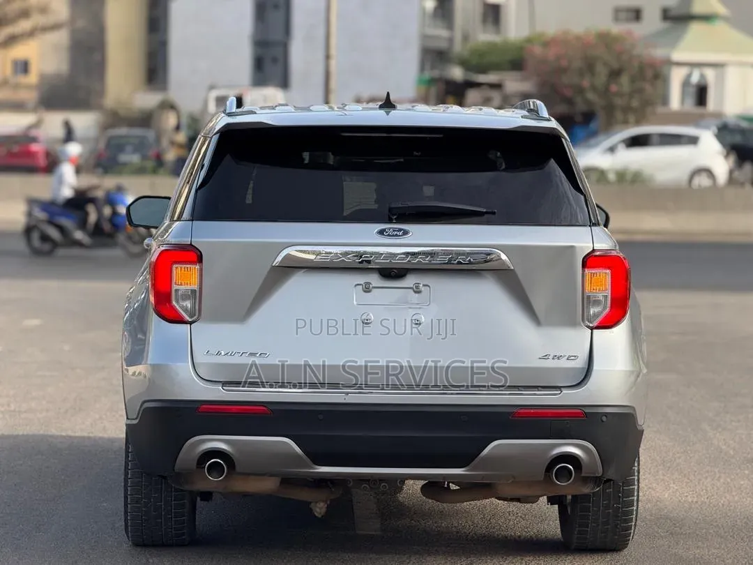 Ford Explorer 2021 Gris