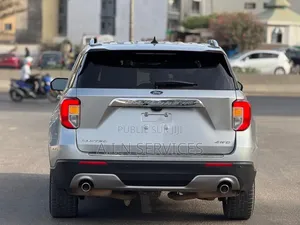 Ford Explorer 2021 Gris