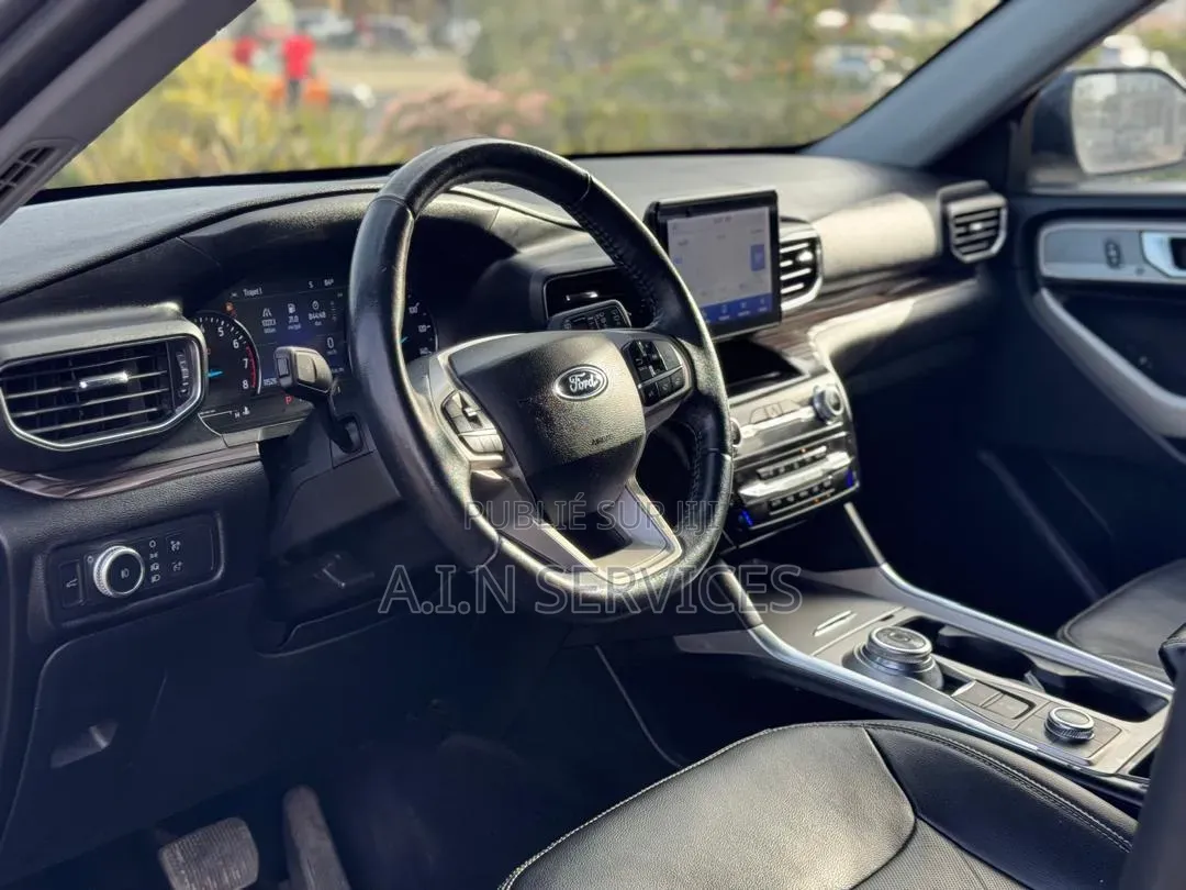 Ford Explorer 2021 Gris