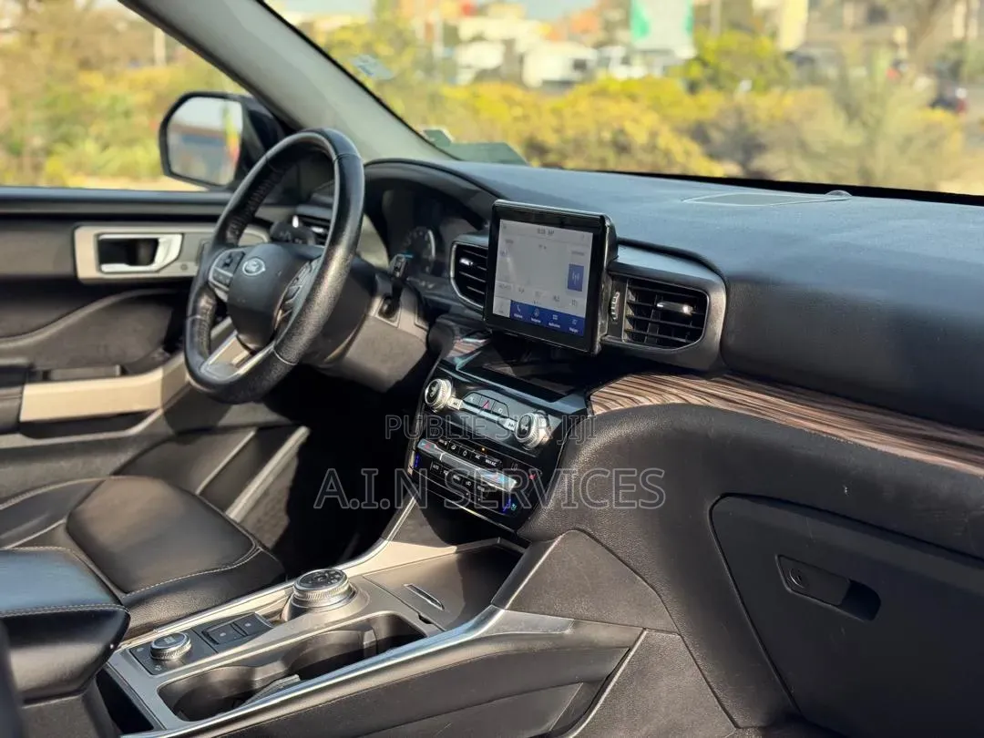 Ford Explorer 2021 Gris