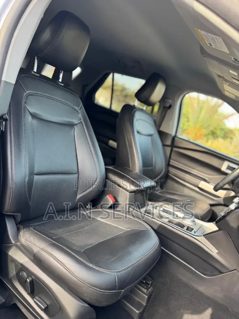 Ford Explorer 2021 Gris