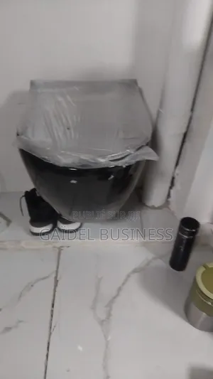 À Vendre : WC Suspendu Design Noir Brillant – Neuf