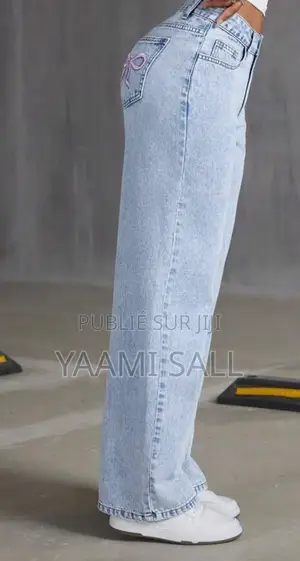 Jean Large Bleu Clair (Wide Leg) Avec Nœud Rose Brodé – La Taille : M