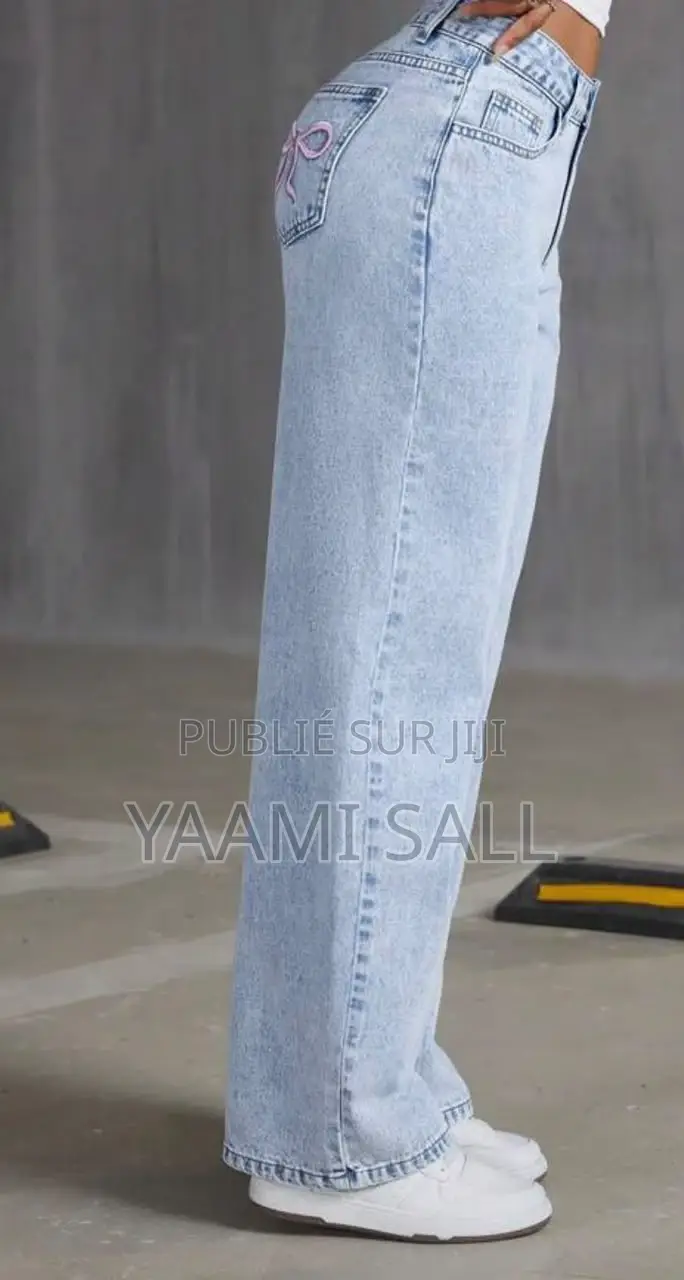Jean Large Bleu Clair (Wide Leg) Avec Nœud Rose Brodé – La Taille : M
