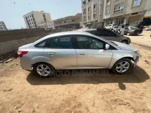 Ford Focus S Sedan FWD (2.0L 4cyl 5M) 2013 Gris