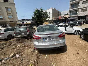 Ford Focus S Sedan FWD (2.0L 4cyl 5M) 2013 Gris