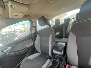 Ford Focus S Sedan FWD (2.0L 4cyl 5M) 2013 Gris