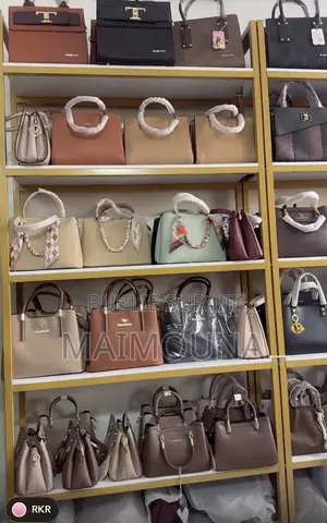 Sac À Main. Chaussures. Voiture Et Vêtements Pour Les Filles