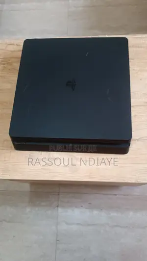 PS4 Slim 500 Go + DualShock 4 Officielle - Très Bon État