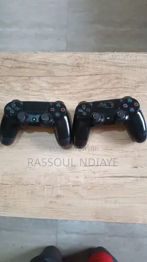PS4 Slim 500 Go + DualShock 4 Officielle - Très Bon État