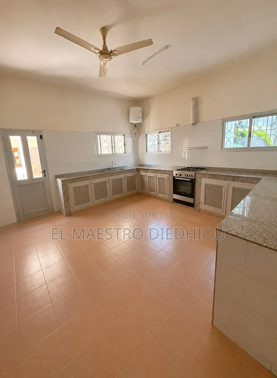6chbre Villa dans Villa À Louer À Fann à Louer
