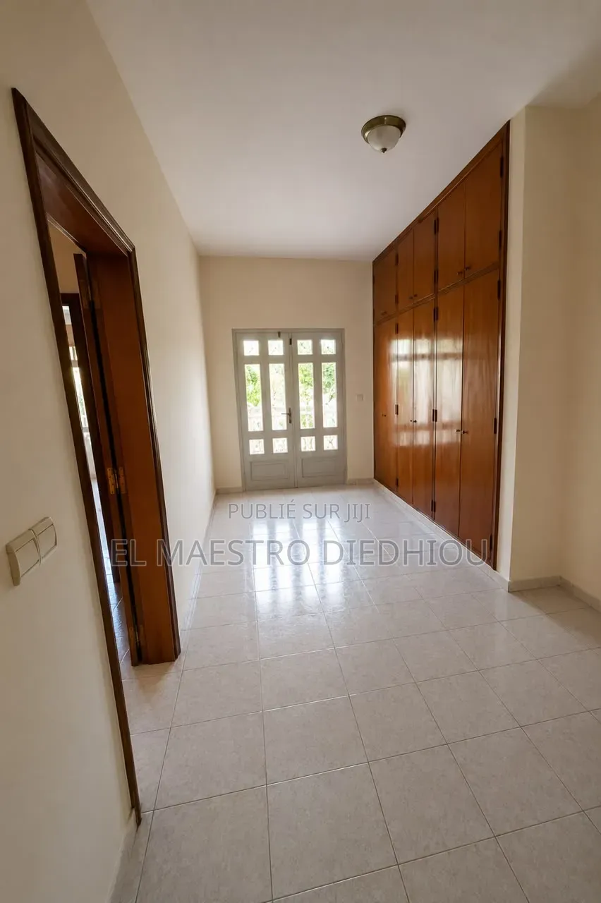 6chbre Villa dans Villa À Louer À Fann à Louer